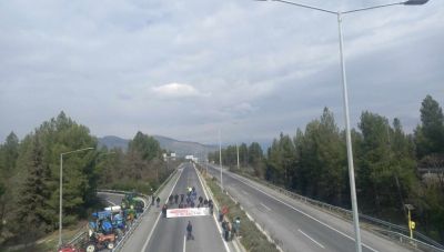 Επιμένουν οι αγρότες της Θεσσαλίας: Συνεχίζονται οι συμβολικοί αποκλεισμοί από τα μπλόκα Γυρτώνης και Φαρσάλων