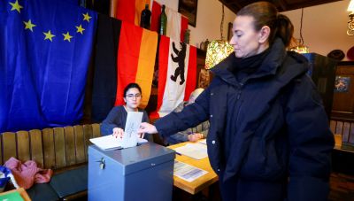 Στις 7 τα exit polls για τις κρίσιμες εκλογές στη Γερμανία-Με αγωνία η Ευρώπη περιμένει τα αποτελέσματα