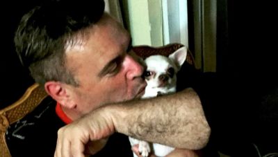 Μανώλης Λιδάκης: Όταν είχε μπει στη φωτιά για να σώσει τον σκύλο του από το φλεγόμενο αυτοκίνητό του