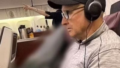 Φρίκη στον αέρα: Επιβάτιδα πέθανε εν πτήσει – Έβαλαν τη σορό της δίπλα σε ζευγάρι για τέσσερις ώρες