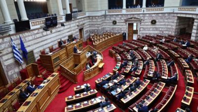 Στα ύψη η πολιτική αντιπαράθεση για την τραγωδία των Τεμπών