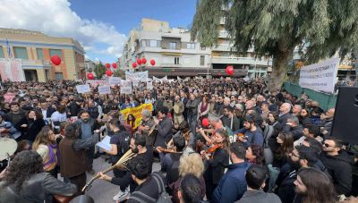 LIVE: Ξεκίνησε η πρωτοφανής πορεία στους δρόμους του Ηρακλείου - Ισχυρό μήνυμα για την τραγωδία στα Τέμπη (Φωτο+Βίντεο)