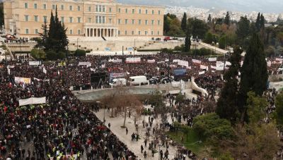 Με εκτενή ρεπορτάζ πρακτορεία ειδήσεων και μεγάλα ΜΜΕ καλύπτουν τις μαζικές διαδηλώσεις για τα Τεμπη