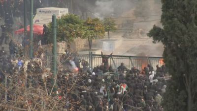 Μολότοφ στο προαύλιο της Βουλής