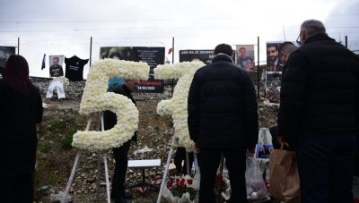 Λάρισα: Τρισάγιο στον τόπο του δυστυχήματος στα Τέμπη – Ρίγη συγκίνησης