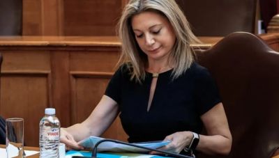 Καρυστιανού κατά Τασούλα: «Έθαψε τη δικογραφία για το εγκληματικό μπάζωμα στα Τέμπη»