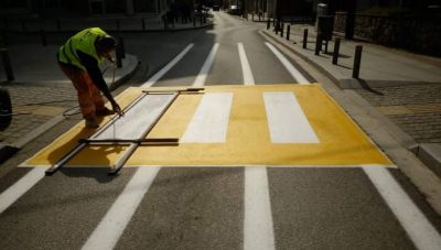 Νυχτερινές εργασίες διαγράμμισης διαβάσεων πεζών στην πόλη του Ηρακλείου