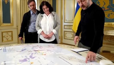 Ο Ζελένσκι προσφέρει «γαίες και ύδωρ» στον Τραμπ για να κρατηθεί στην εξουσία