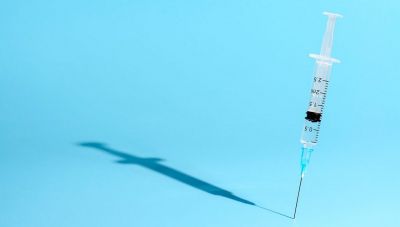 Σε έξαρση οι αναπνευστικές λοιμώξεις-Ποιοι πρέπει να εμβολιαστούν για Covid-19, γρίπη και RSV