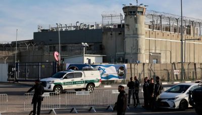 Απελευθερώθηκαν οι τρεις πρώτες όμηροι της Χαμάς – Τις παρέλαβε ασθενοφόρο του Ερυθρού Σταυρού