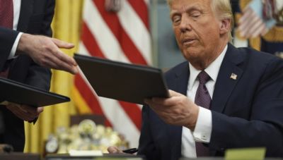 Ο Τραμπ αναστέλλει την αμερικανική αναπτυξιακή βοήθεια στο εξωτερικό για 90 ημέρες