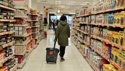 Σαρώνει η ακρίβεια – Πως μπορεί να την επιδεινώσουν οι πολιτικές Τραμπ