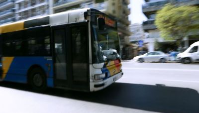 Νεαροί κρεμάστηκαν στο πίσω μέρος αστικού λεωφορείου για να διασχίσουν την Εγνατία (Βιντεο)