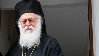 Αρχιεπίσκοπος Αλβανίας Αναστάσιος: Υποβλήθηκε σε τραχειοστομία – Παραμένει στη ΜΕΘ