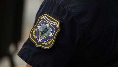 Χανιά: Πώς συνδέεται το οπλοστάσιο με χτύπημα σε βάρος αστυνομικού - Δύο έτοιμες βόμβες είχε σε αποθήκη 36χρονος  (Βιντεο)