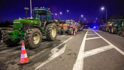 Αγρότες: Παραμένουν στα μπλόκα και κλιμακώνουν – «Βρισκόμαστε μόνο στην αρχή»