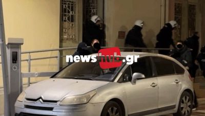 Ηράκλειο: Φυγαδεύτηκαν από τα δικαστήρια η μητέρα και ο πατριός του τρίχρονου Άγγελου (Βιντεο)