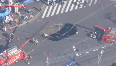 Ιαπωνία: Οδηγός έχει παγιδευτεί εδώ και 24 ώρες σε τρύπα που «κατάπιε» το φορτηγό του (Βίντεο)