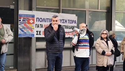 Στη συγκέντρωση διαμαρτυρίας των δανειοληπτών ελβετικού φράγκου ο Χάρης Μαμουλάκης