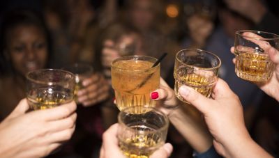 Έρχονται ρυθμίσεις για απαγόρευση πώλησης αλκοόλ σε ανηλίκους