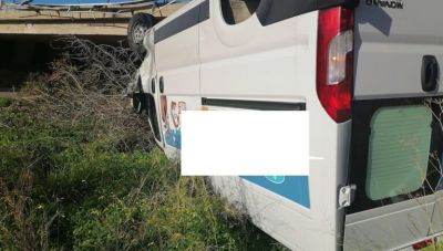 Χανιά: Φορτηγό έπεσε από γέφυρα του ΒΟΑΚ – Απεγκλωβίστηκε μόνος του ο οδηγός (Φωτο)