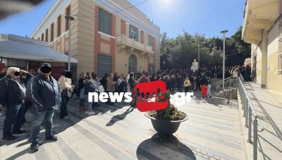 Ηράκλειο: Ποινές φυλάκισης σε δυο πολίτες για τα επεισόδιά έξω από τα δικαστήρια την ημέρα της απολογία της 26χρονης