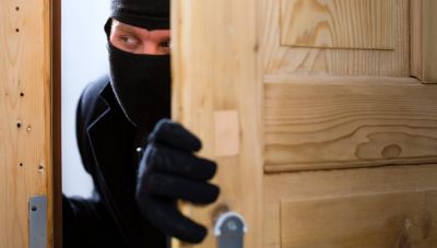 Πέντε κουκουλοφόροι εισέβαλαν σε μονοκατοικία ηλικιωμένου ζευγαριού