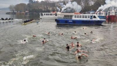 Μια 12χρονη μαθήτρια έπιασε στο Σταυρό στη λίμνη των Ιωαννίνων