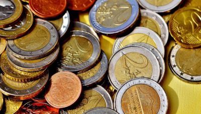 Bloomberg: Ένα αδύναμο ευρώ δεν θα λύσει τα προβλήματα της ΕΕ αυτή την φορά