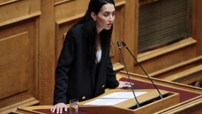 Κηδεία Σημίτη: Λιποθύμησε η Κρητικιά βουλευτής Κατερίνα Σπυριδάκη - Της παρείχαν τις πρώτες βοήθειες