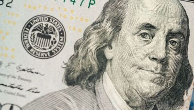 Νομίσματα: Το δολάριο υποχωρεί, το ευρώ ανεβαίνει στα αποθεματικά