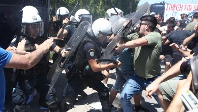 Δακρυγόνα και επεισόδια μεταξύ φοιτητών και ΜΑΤ έξω από τη Σύνοδο των Πρυτάνεων