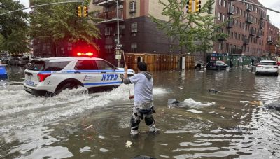 Σφοδρή κακοκαιρία στη Νέα Υόρκη: Πλημμύρες «χωρίς προηγούμενο» – Εγκλωβισμένοι επιβάτες σε σταθμούς του μετρό