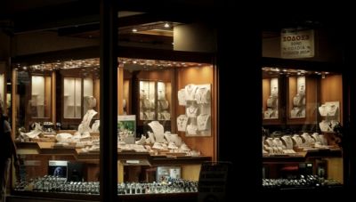 Κρήτη: Θρασύτατη ληστεία σε κοσμηματοπωλείο – Ξαναγύρισαν “στον τόπο του εγκλήματος”