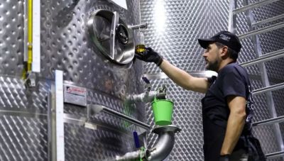 Reuters: Οι δασμοί του Τραμπ αναγκάζουν τους Έλληνες παραγωγούς ελαιολάδου να αναζητήσουν νέες αγορές