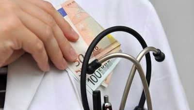 Το «φακελάκι» ως ο ορισμός της παλιανθρωπιάς για έναν γιατρό αλλά και όσα «ο κόσμος έχει τούμπανο και η Κυβέρνηση κρυφό καμάρι»