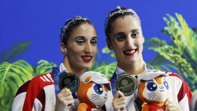 Καλλιτεχνική κολύμβηση: Οι αδελφές Αλεξανδρή πήραν χρυσό μετάλλιο με την ομάδα της Αυστρίας στο Παγκόσμιο πρωτάθλημα