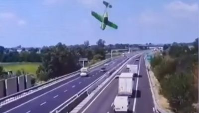 Ιταλία: Ιδιωτικό αεροσκάφος συνετρίβη σε αυτοκινητόδρομο - Νεκροί οι δύο επιβαίνοντες