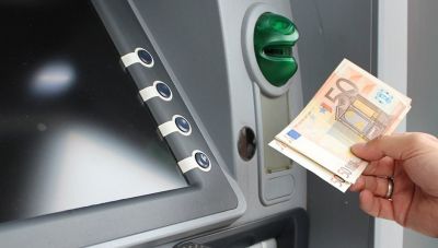 Αναλήψεις χωρίς προμήθεια από τις 11 Αυγούστου σε ΑΤΜ τραπεζών