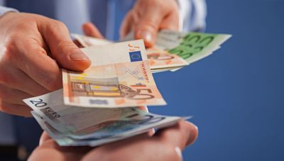Μέσος μισθός στην Ελλάδα: Απώλειες 32,8% σε 15 χρόνια (Γράφημα)