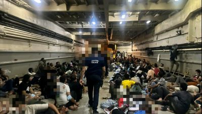 Οι αστυνομικοί του Ηρακλείου καταγγέλλουν: «Απάνθρωπες συνθήκες στη μεταγωγή μεταναστών – Ανθρώπινα όρια και αξιοπρέπεια»