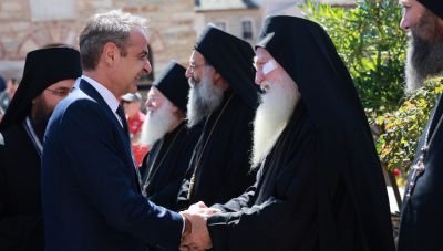 Στο Άγιο Όρος ο Κυριάκος Μητσοτάκης: Υποδοχή από την Πανηγυρική Έκτακτη Διπλή Ιερά Σύναξη