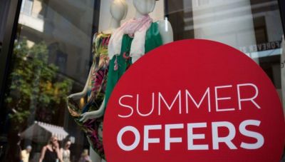 Θερινές εκπτώσεις 2025: Πότε ξεκινούν - Ποιες Κυριακές θα είναι ανοιχτά τα καταστήματα