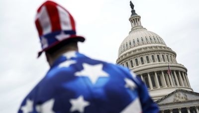 Ο Τραμπ παίζει με το μέλλον της Αμερικής