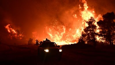 Φωτιά  – Ωρωπός: Ώρες αγωνίας, πλησιάζουν τα πρώτα σπίτια στο Ασπροχώρι οι φλόγες