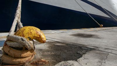 Πρόσκρουση πλοίου στο λιμάνι της Τήνου