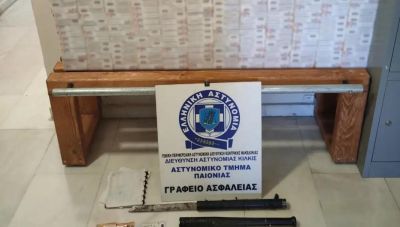 Είχε στο σπίτι και στο αυτοκίνητό του πάνω από 80.000 λαθραία τσιγάρα – Στην κατοχή του βρέθηκαν και μαχαίρια