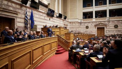 Στην Βουλή για τον νέο Κώδικα Οδικής Κυκλοφορίας ο πρωθυπουργός – Τι θα ισχύσει για τα ΤΑΞΙ