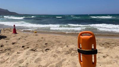 Σωτήρια επέμβαση ναυαγοσώστη στα Μάλια – Ζευγάρι γλίτωσε από βέβαιο πνιγμό