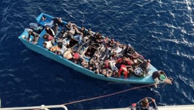Νέα διάσωση μεταναστών στα νότια της Γαύδου – 18 άτομα περισυνέλλεξε το Λιμενικό